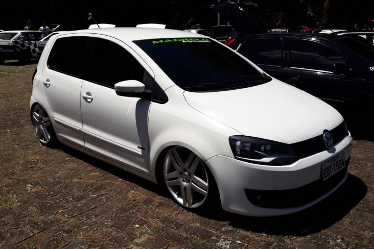 volkswagen fox branco rebaixado com rodas alteradas