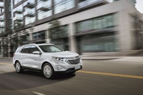 chevrolet equinox 2021 branco lateral em movimento
