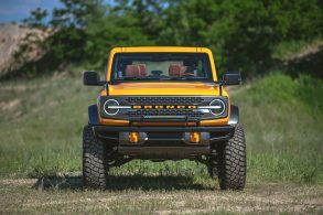ford bronco amarelo de frente