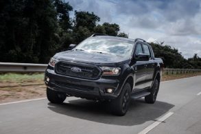 ford ranger black vista de frente em estrada