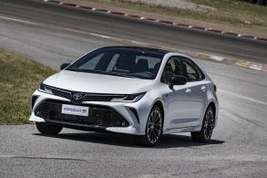 toyota corolla gr s sport branco de frente em autodromo