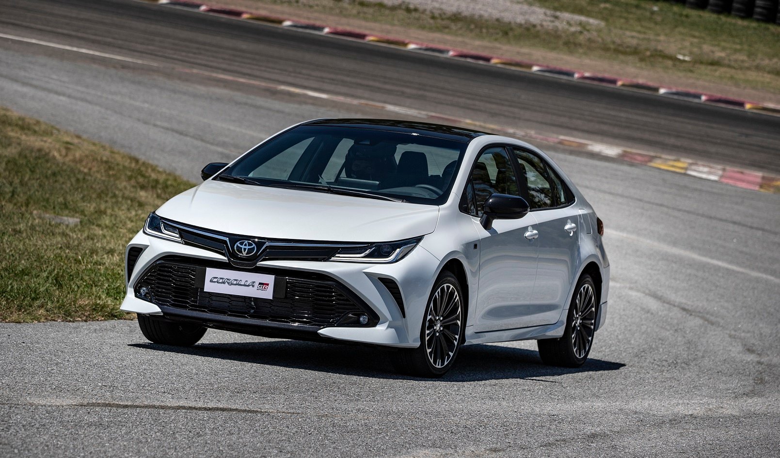 toyota corolla gr s sport branco de frente em autodromo