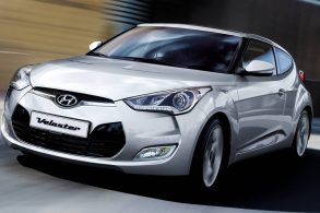 hyundai veloster prata 2012 de frente em movimento