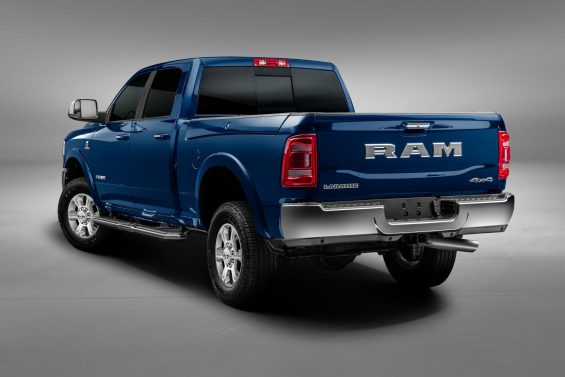 traseira da ram 2500 2021 azul