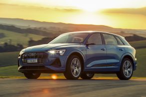 audi e tron 2021 azul visto de lado em estrada