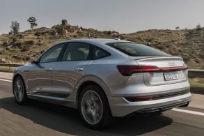 traseira do audi e tron sportback 2021 em estrada