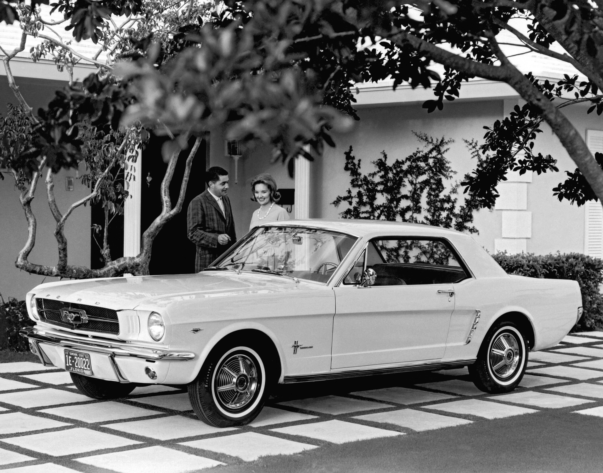 ford mustang coupe 1964 de frente preto e branco