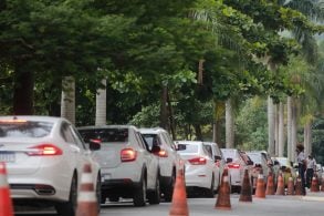 vacinacao drive-thru na universidade estadual do rio de janeiro uerj foto tania rego agencia brasil