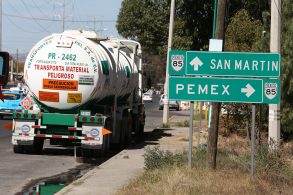 caminhao tanque transita pela regiao de puebla no mexico onde ocorre pratica conhecida como huachicol roubo de combustiveis