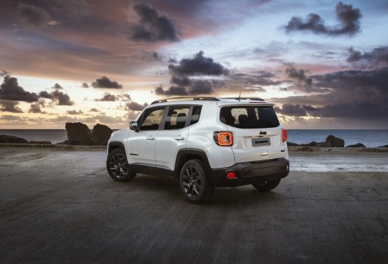 traseira do jeep renegade branco logo renegade serie especial 80 anos