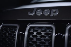 detalhe da grade do novo jeep compass serie especical 80 anos