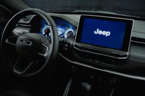 painel do novo jeep compass serie especical 80 anos