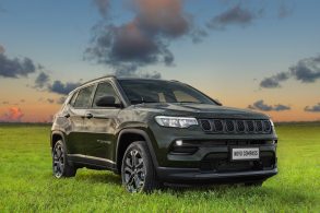 jeep compass serie especial 80 anos estacionado em gramado