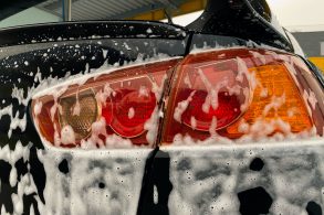 lavar o carro sedan preto com lataria ensaboada detalhe lanterna