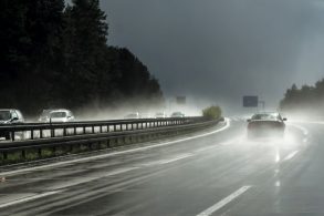 carro na chuva aquaplanagem