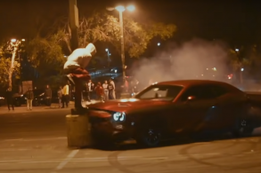 dodge challenger batendo poste