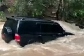mitsubishi pajero atravessando rio