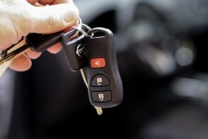 chave do carro zero na mao de homem amaciar motor motor