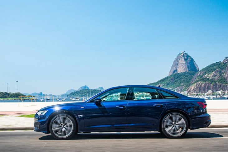 audi a6 sedan azul visto de lado