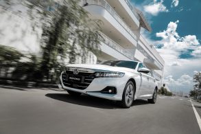 honda accord hiirido branco de frente em movimento