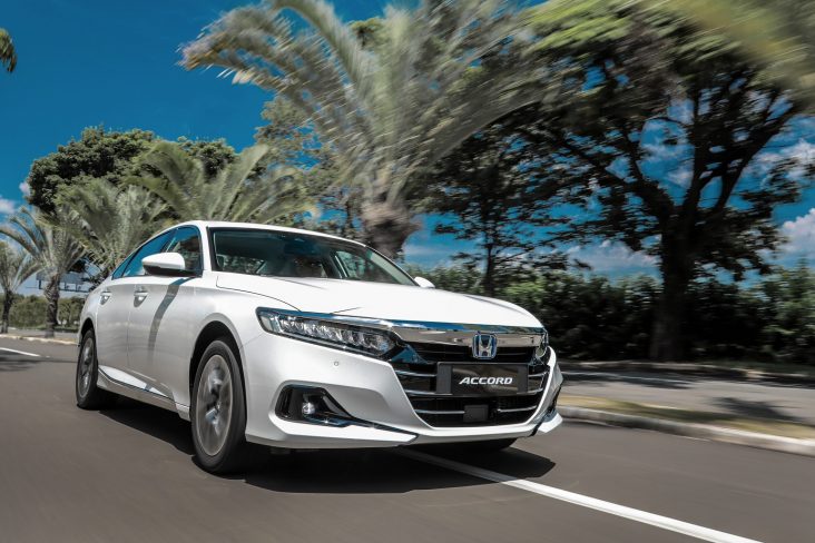 honda accord hibrido branco de frente