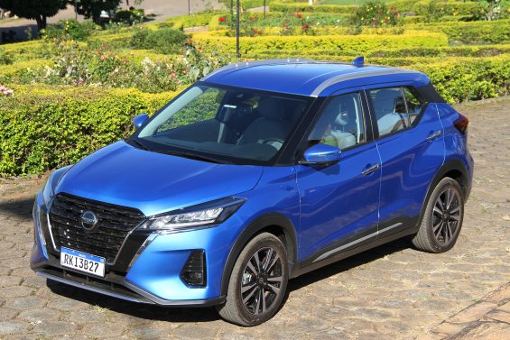 nissan kicks exclusive 2021 azul de frente do alto foto alexandre carneiro autopapo 4921