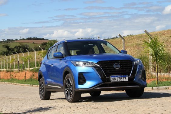 nissan kicks exclusive 2021 azul de frente foto alexandre carneiro autopapo 4896