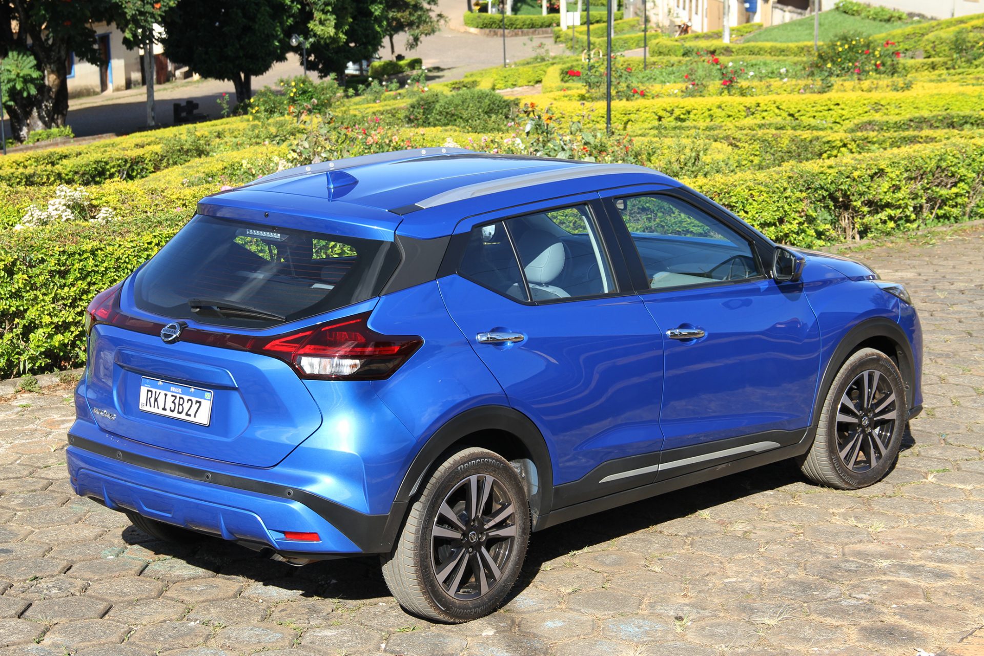 nissan kicks exclusive 2021 azul de tras do alto foto alexandre carneiro autopapo 4910