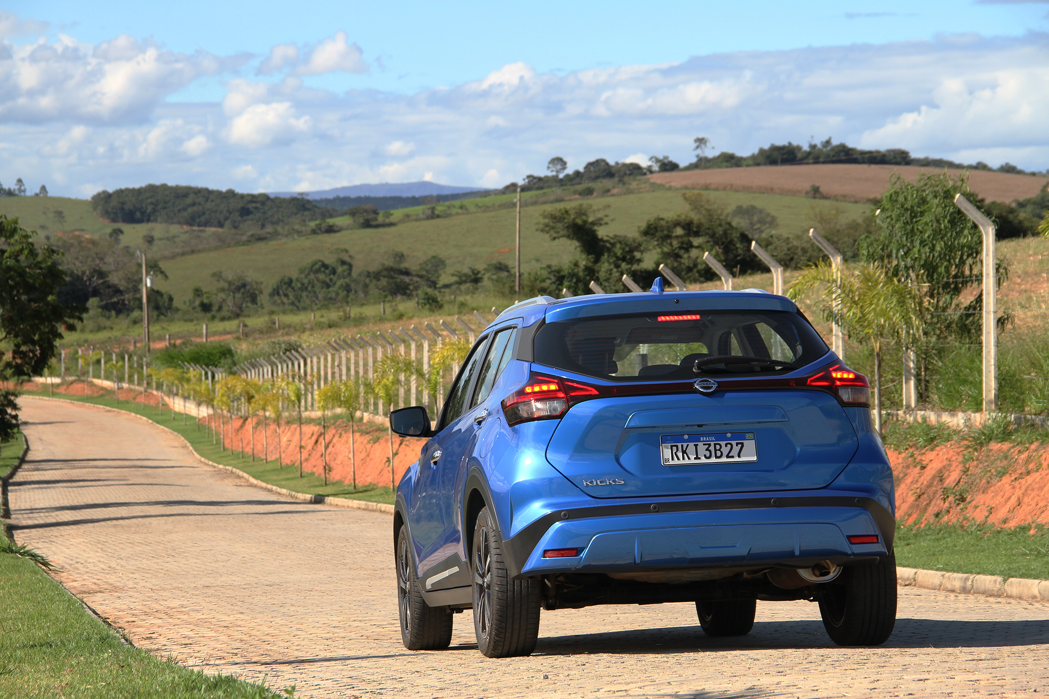 nissan kicks exclusive 2021 azul de tras foto alexandre carneiro autopapo 4905