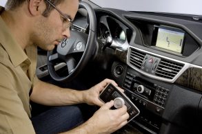 interior do mercedes classe e detalhe do joystick