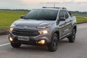 nova fiat toro 1 3 de frente em movimento na estrada