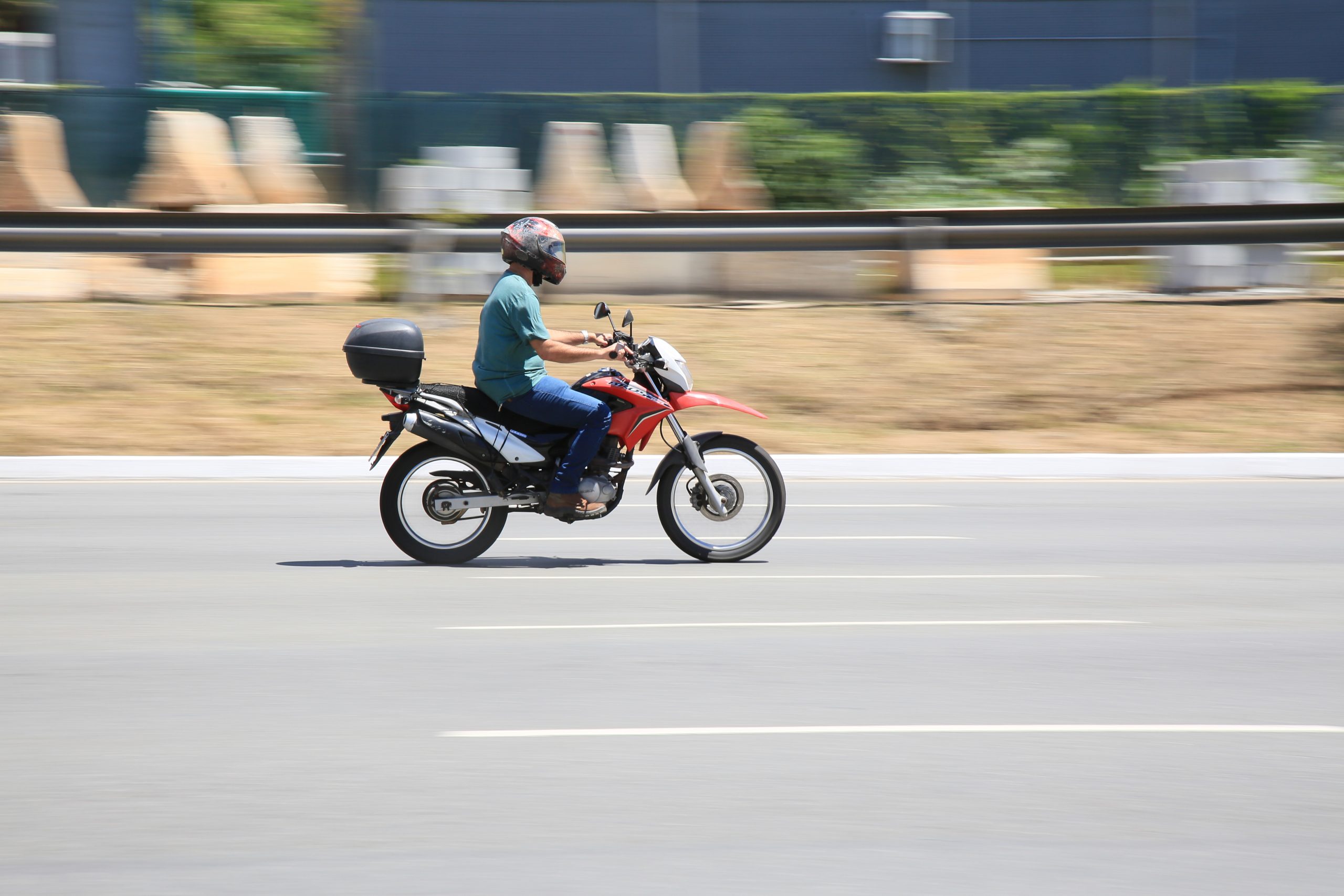 Motocicletas e desrespeito à natureza.