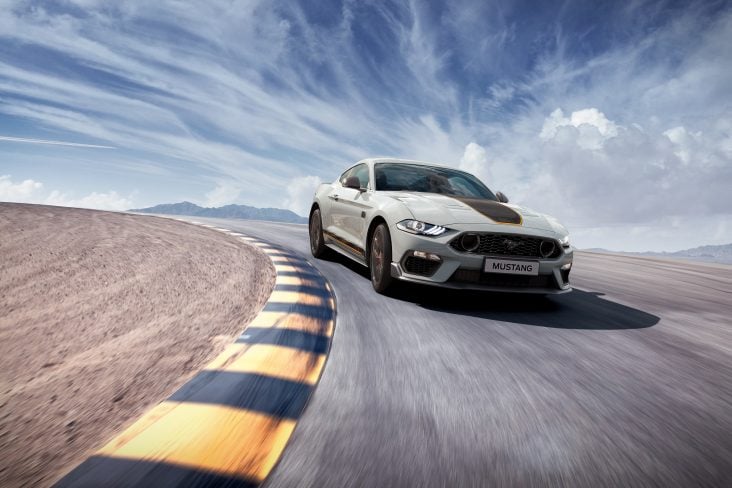 mustang mach 1 visto de frente em pista de corrida