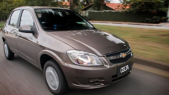 recall chevrolet celta marrom em movimento