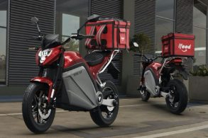 duas motos voltz evs vermelhas com mochila do aplicativo ifood