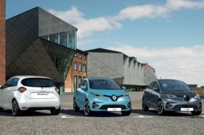 tres renault zoe e tech estacionados nas cores branco azul e cinza