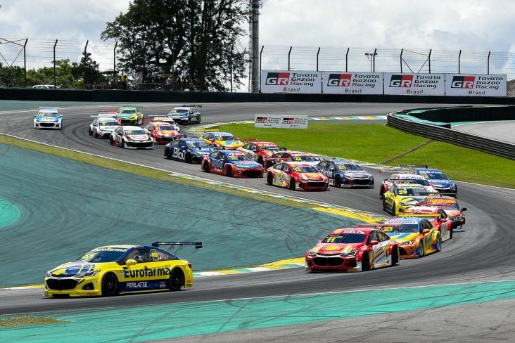 Corrida De Rua - Fotografias de stock e mais imagens de Corrida de carros  na rua - Corrida de carros na rua, Aerodinâmico, Amarelo - iStock