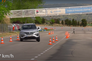 kwid eletrico prata passando por testes em pista de corrida