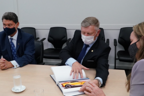 daniela reinehr governadora de santa catarina em reuniao com executivos da lamborghini latinoamerica