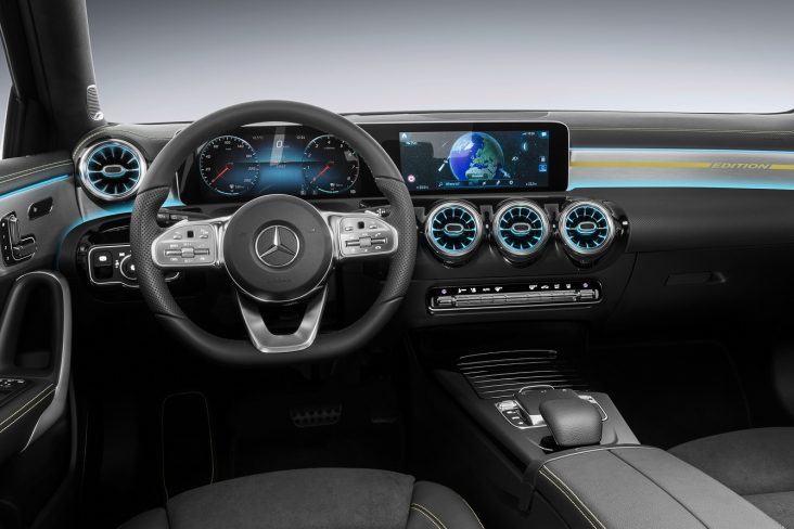 mercedes benz classe a painel com telas multimidia