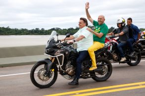 presidente bolsonaro pilota moto sem capacete