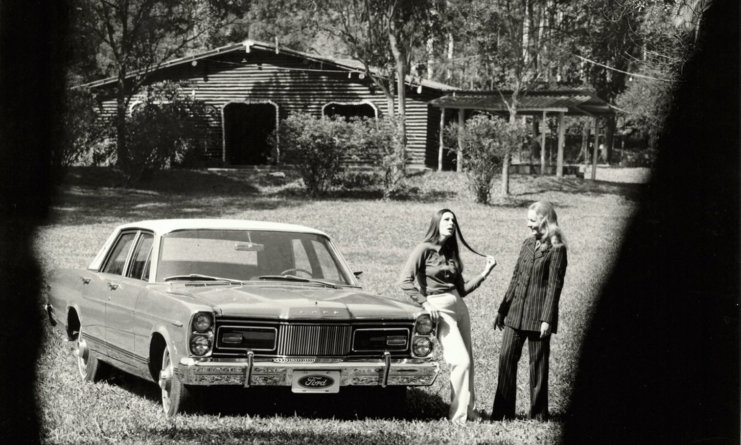 ford landau 1973 de frente com duas mulheres