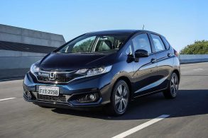 honda fit 2018 azul de frente em movimento
