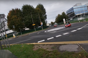 homem dirige carrinho eletrico em rua da inglaterra