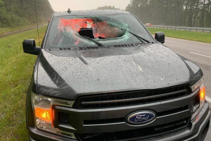 Ford F-150 atingido por pedaço de rodovia nos EUA.