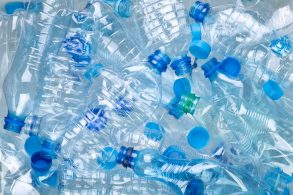 conjunto de garrafas de plastico pet amassadas