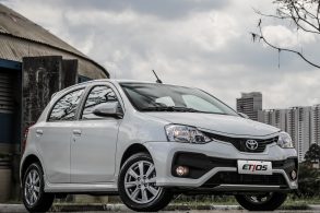 toyota etios hatch branco de frente