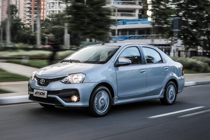 toyota etios sedan prata lateral em movimento