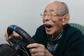 senhor japones jogando videogame