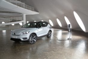 volvo xc40 recharge parado com carregador ligado